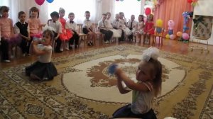 танец-сюрприз малышей  на выпускном в детском саду