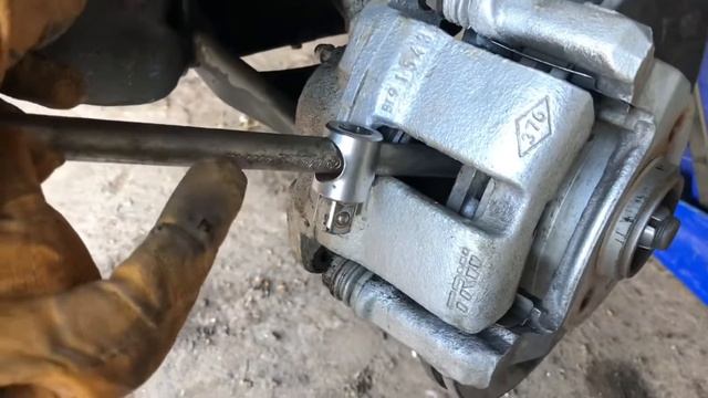 Renault Clio 2. Замена передних тормозных колодок. смотреть онлайн