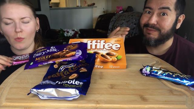 🇬🇧 AMERICAN & FINNISH TRY BRITISH CANDY 🇬🇧 ~ Mukbang Eating Show смотреть онлайн