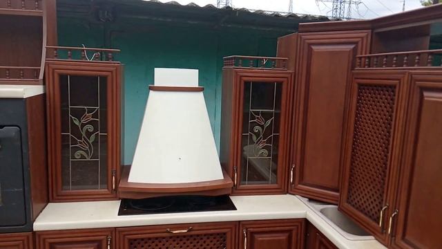 Угловая кухня 250/176 с техникой в комплекте. Фасады из массива. смотреть онлайн