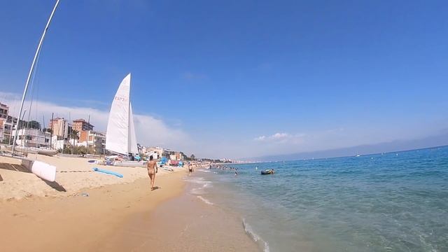 Barcelona Beach Walk at Platja de Les Barques Montgat смотреть онлайн