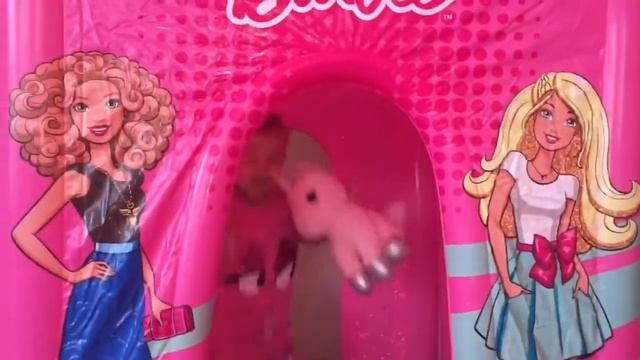 Надуваем новый детский домик Барби и играем вместе! Видео для детей!Надуваем новый детский домик Бар смотреть онлайн