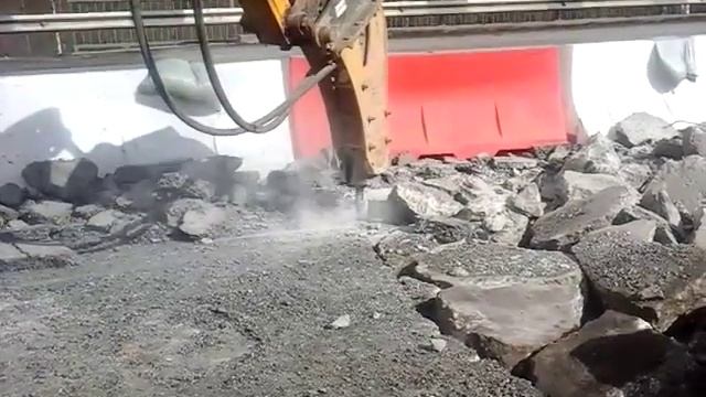 Экскаватор погрузчик, JCB-3CX с гидромолотом, демонтирует бетонное основание. Калуга. смотреть онлайн