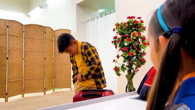 Eric and Wendy Pretend Play Lost Suitcase | Funny Kids Story About Vacation Luggage Travel Toys смотреть онлайн