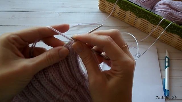 Детская шапка с шишечками. Вязание спицами. МК смотреть онлайн