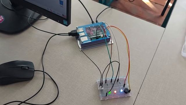 Python /Raspberry Pi/ Լուսադիոդների, սուլիչի, անջատիչի սխեմայի ինքնակառավարում смотреть онлайн
