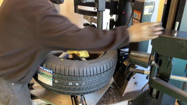 【作業動画】アストンマーチン　ヴァンテージロードスター#タイヤフィッター смотреть онлайн