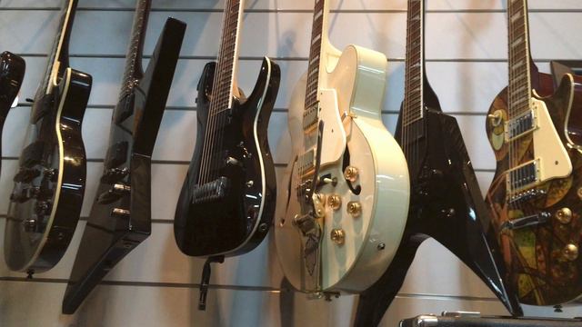 Guitar Search Saturdays - Episode #5 Cash Converters, Knox City (in 4K) смотреть онлайн