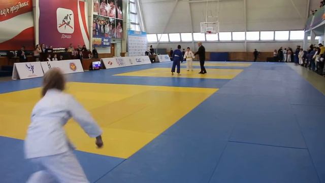 юные дзюдоистки в ожидании награждения крутили колесо смотреть онлайн