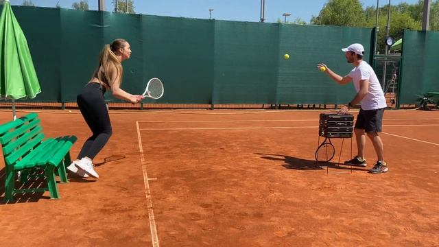Большой теннис уроки! Тренируем согнутые ноги / Tennis lessons смотреть онлайн