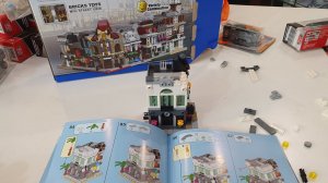 Сборка дома из конструктора. Аналог LEGO. Маленький банк для трека Hot Wheels