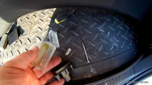 Замена лампочки освещения номера Тойота Версо2