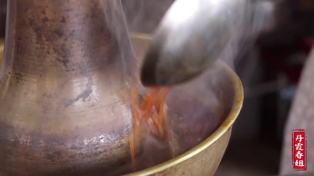 【丹霞春姐】晓儿来做客，春姐做铜火锅，4人在山头涮着牛肉煮着菜，吃的香