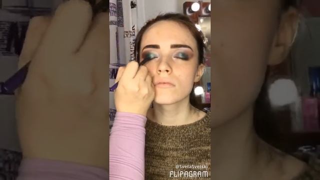 Зелёный макияж для карих глаз и стильные объёмные локоны Sveta Svetski смотреть онлайн
