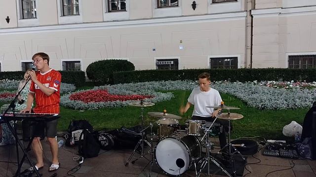 Ласковый май – Белые розы. Кавер от уличных музыкантов «WhoIsNextBand» на Невском проспекте СПб смотреть онлайн