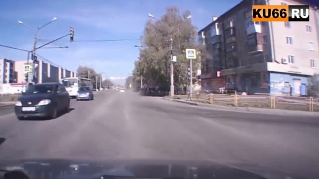 Таксист въехал в дерево смотреть онлайн