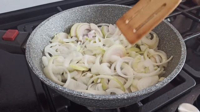 Тушеная рыба в сковороде. Рыбный ужин! Вам точно понравится. смотреть онлайн