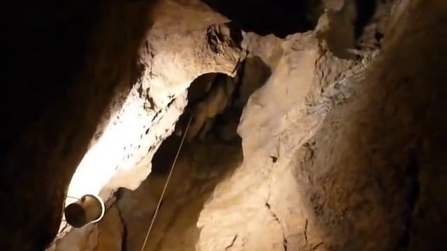 Warto zwiedzić jaskinie na Kadzielni - Jaskinia Odkrywców, Prochownia i Szczelina w Kielcach смотреть онлайн