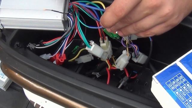 Где подключается скорости контроллера электроскутера и как соединить провода смотреть онлайн