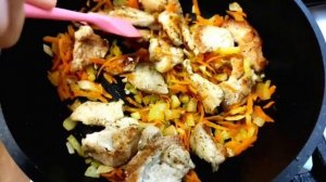 Невероятно вкусная тушенная капуста с курицей на сковородке.