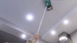 Как легко отмыть натяжные потолки от пыли и копоти..mp4