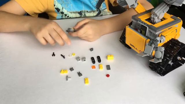 Робот ВАЛЛИ , обзор и самоделка ВАЛЛИ из ЛЕГО!!!