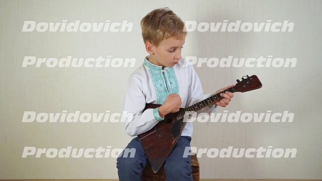 Russian boy in national dress plays the balalaika. смотреть онлайн