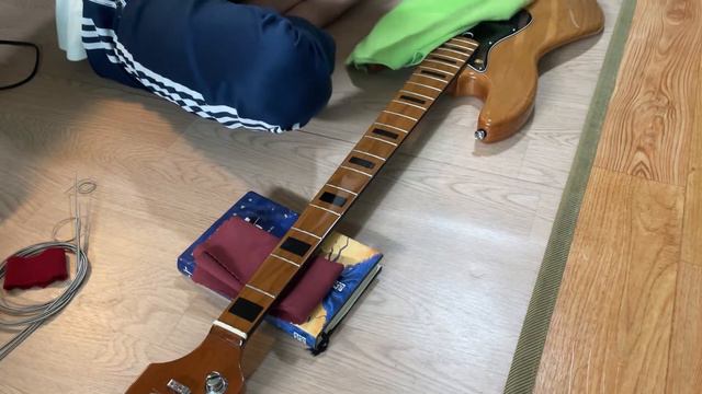 베이스 줄 가는 방법 (베이스 지판 청소하기) смотреть онлайн