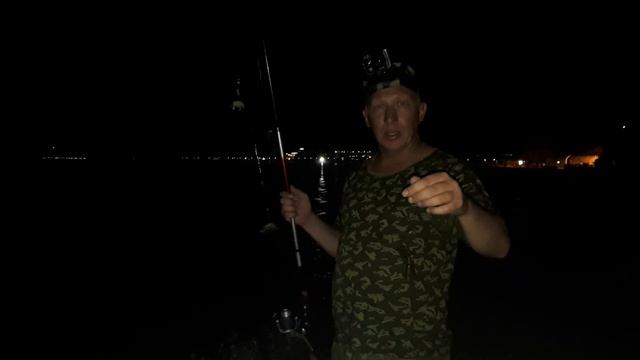 рыбалка на горбыля ночью на Чёрном море,хороший улов смотреть онлайн