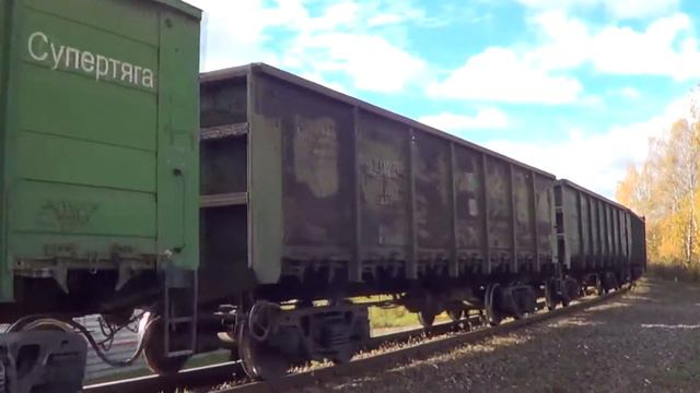 ЧМЭ3Т-5075 с грузовым поездом, выезжает из подъездного пути смотреть онлайн