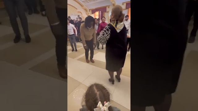 Аварская свадьба : Друзья Жениха танцуют по зажигательную лезгинку смотреть онлайн