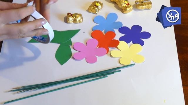 Поделка Цветы // Подарок на 8 марта // Цветы из конфет смотреть онлайн