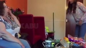 Парень намазал тампон девушки красным перцем