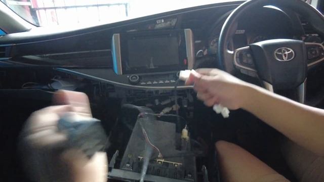 Tutorial Pasang USB FASH CHARGING MOBIL TOYOTA INNOVA OEM FIT OTOPROJECT смотреть онлайн
