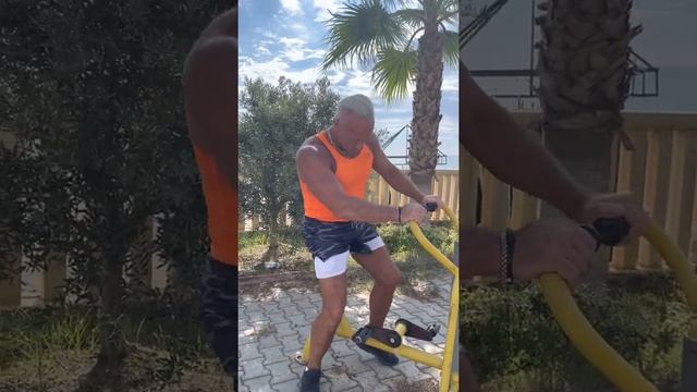 … Аланья… занятия на тренажёрах уличного типа../... Alanya ... classes on street-type simulators .. смотреть онлайн