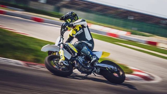 Ripping Up the Asphalt with Supermoto Madness : 2023 Husqvarna FS 450 смотреть онлайн