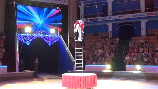 Пхам Виет Куонг. Эквилибр на лестнице. Вьетнам. смотреть онлайн