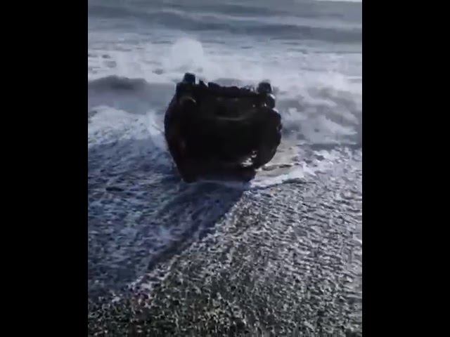 Лазаревском районе Сочи, шторм выбросил на берег два автомобиля в посёлке Головинка. #штормсочи смотреть онлайн