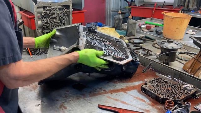 All the TRICKS TO THE TRADE on a TH350… Make your transmission PERFORM better in this one video!!! смотреть онлайн