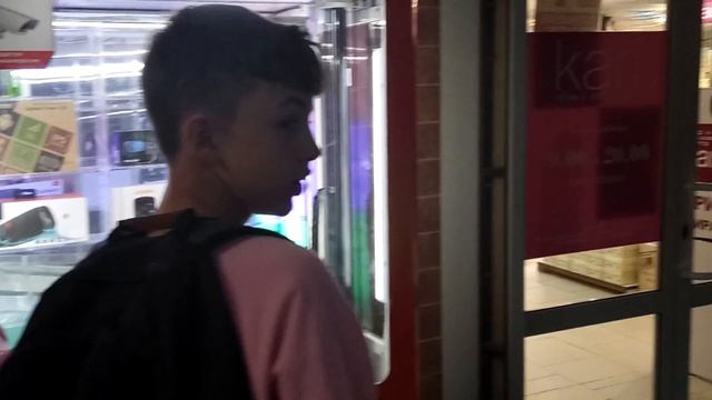 ДАРИМ ЦВЕТЫ ПРОХОЖИМ | MIGUNOV смотреть онлайн