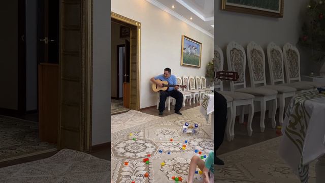 Дома в Уральске, папа играет на гитаре😊10.01.2021 смотреть онлайн
