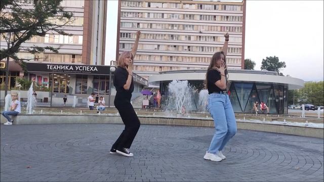 Посмотрим красивый танец девочек у фонтана!!! смотреть онлайн