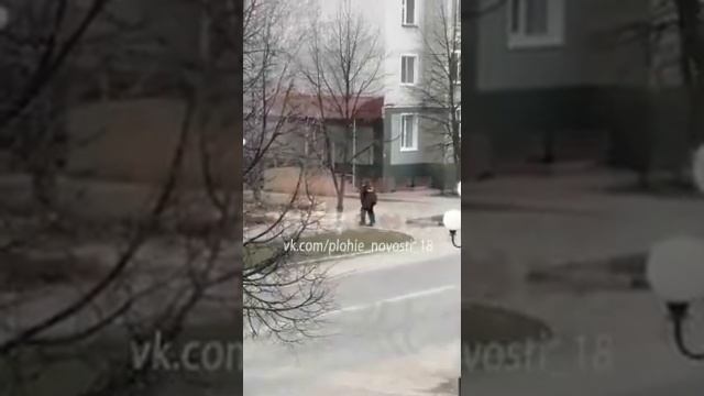 Липецкой области наряд полицейских сначала скрутил на земле мужика, возвращавшегося из продуктового смотреть онлайн