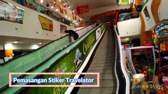 Pemasangan sticker di travelator смотреть онлайн