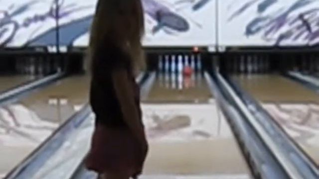 Shera Bowls A Strike! смотреть онлайн