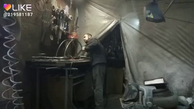 Ускоренная съёмка производства подставки для цветов смотреть онлайн