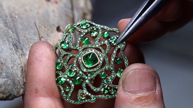 Acacia 18 Karat Yellow Gold Tsavorites Earclips смотреть онлайн