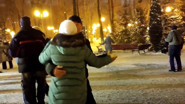 НОЧЬ ИСЧЕЗАЕТ! ТАНЦЫ В ПАРКЕ ГОРЬКОГО ХАРЬКОВ СЧАСТЛИВЫЕ МОМЕНТЫ смотреть онлайн