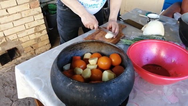 Утка тушеная с картошкой и овощами в чугунке в тандыре!!! смотреть онлайн