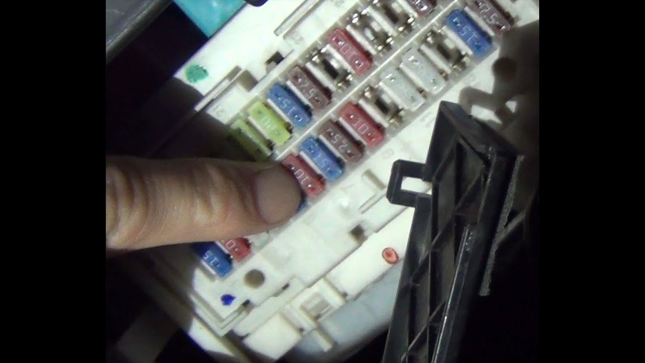Замена предохранителя №18 ABS, магнитолы в тойоте королла Е150 смотреть онлайн
